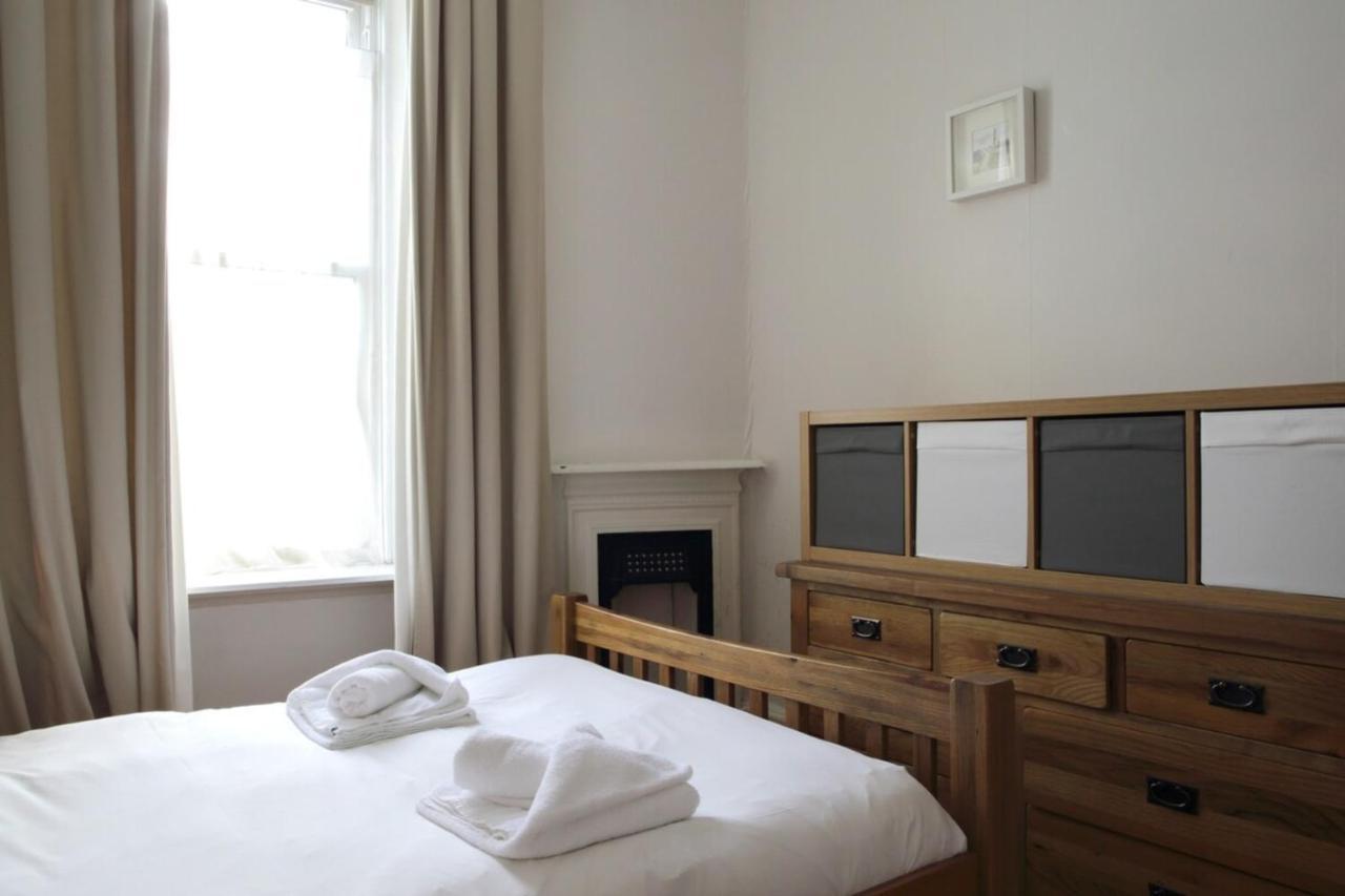 Central And Spacious 2 Bedroom Flat With Garden エディンバラ エクステリア 写真
