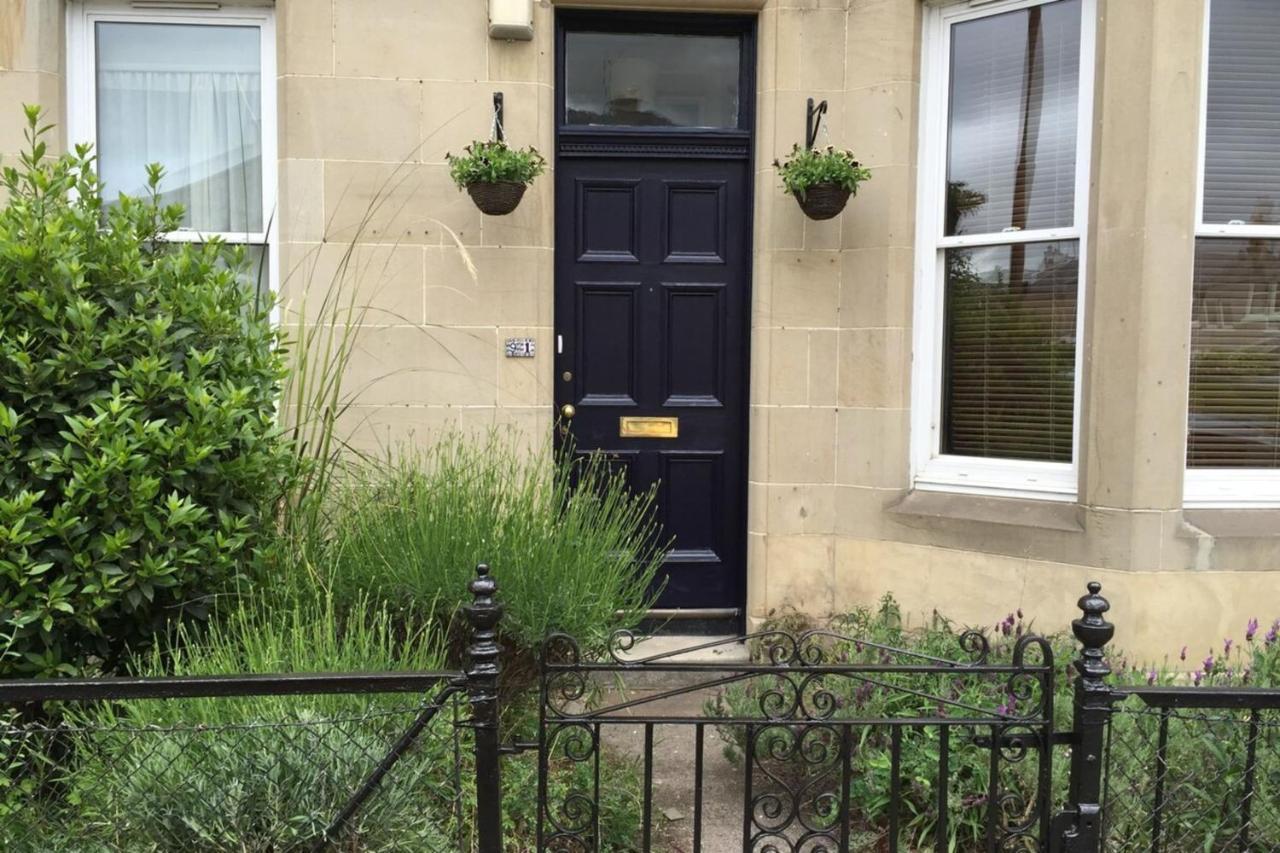 Central And Spacious 2 Bedroom Flat With Garden エディンバラ エクステリア 写真