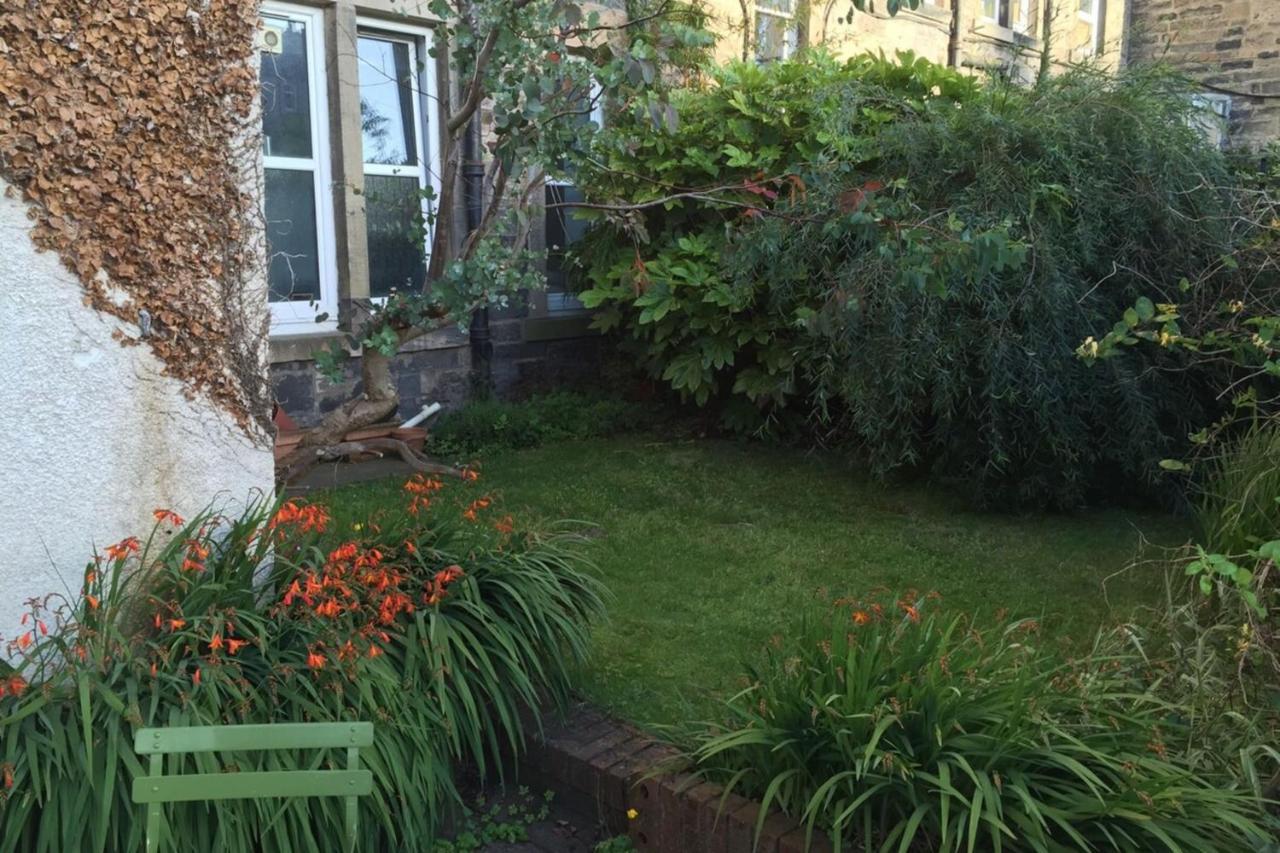 Central And Spacious 2 Bedroom Flat With Garden エディンバラ エクステリア 写真