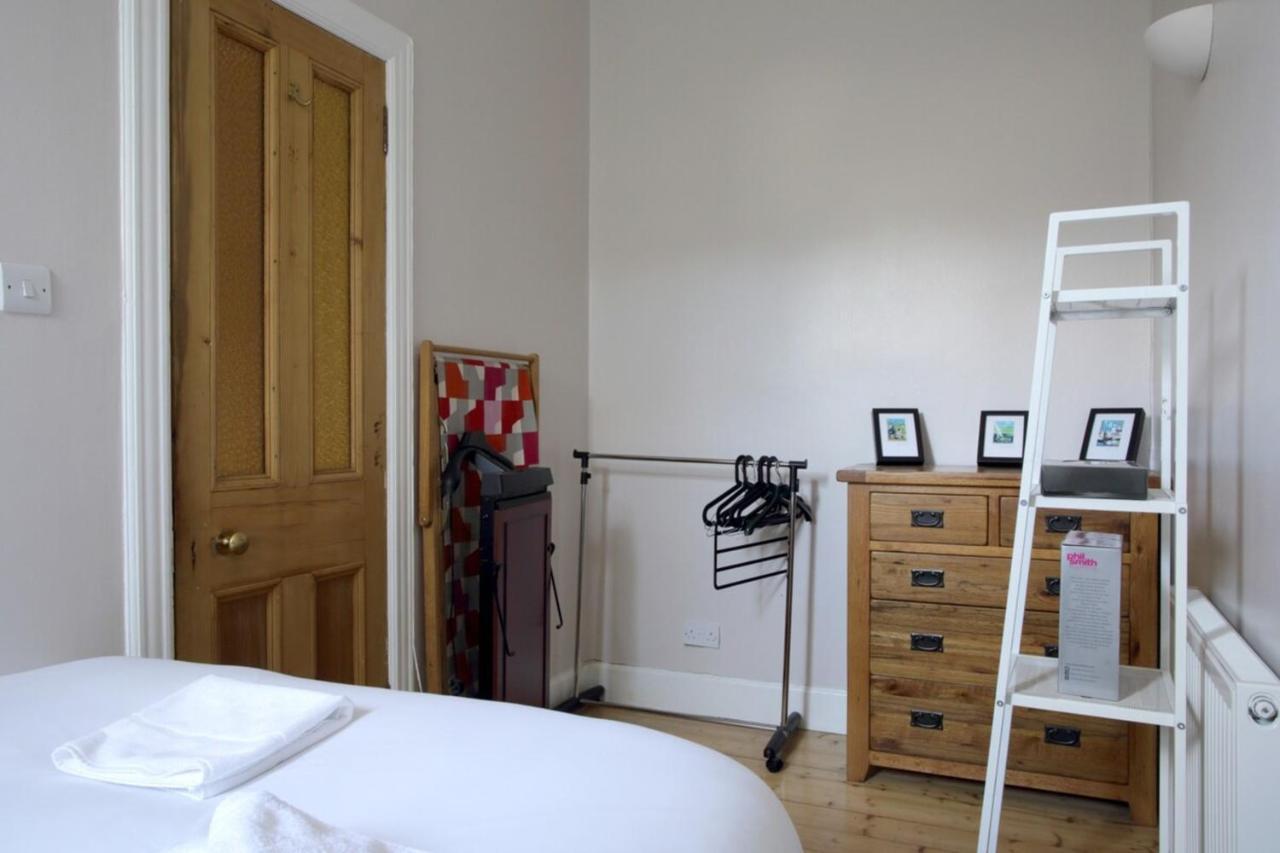 Central And Spacious 2 Bedroom Flat With Garden エディンバラ エクステリア 写真