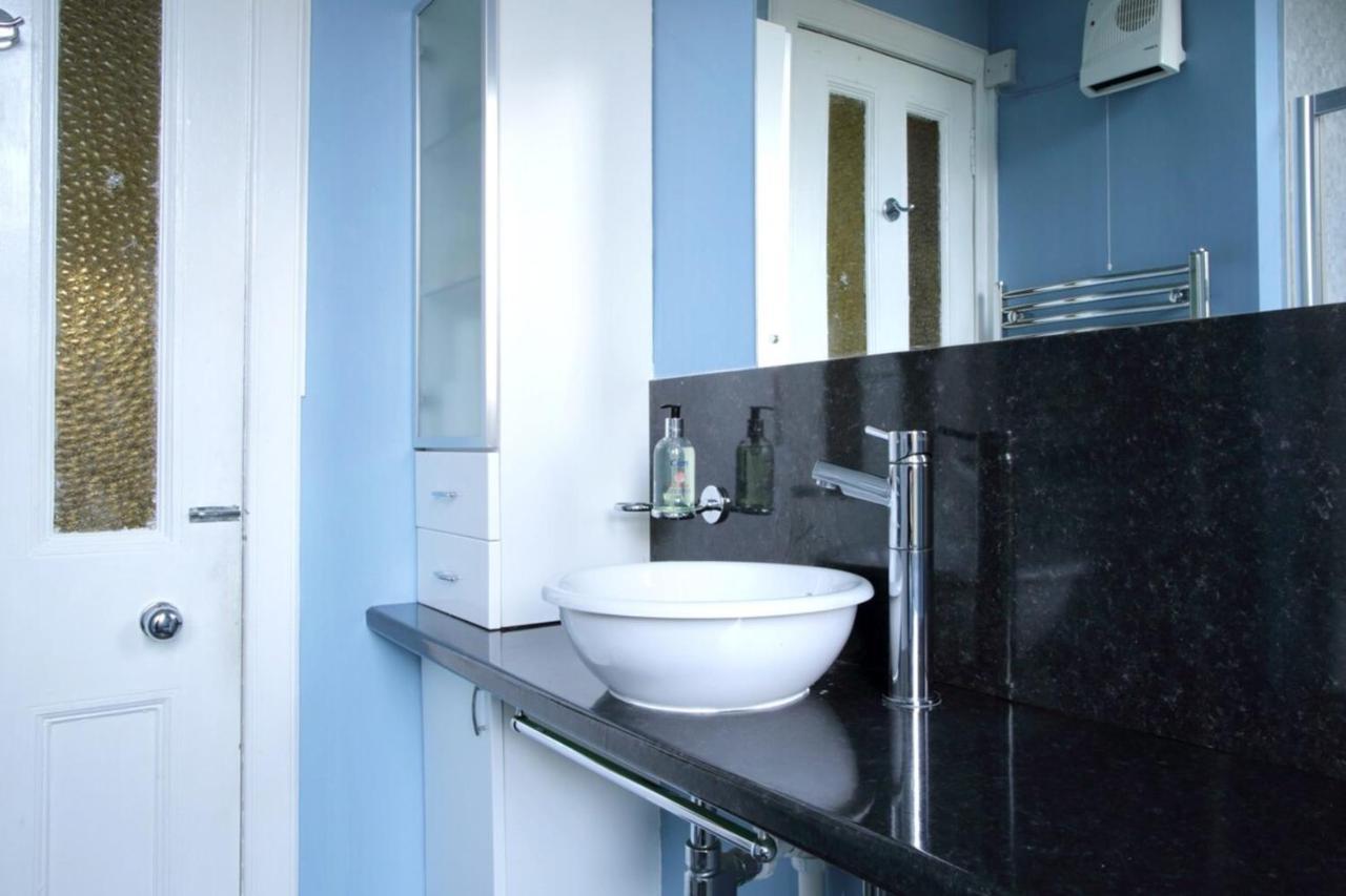 Central And Spacious 2 Bedroom Flat With Garden エディンバラ エクステリア 写真
